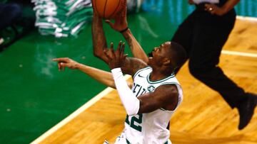 CJX01. BOSTON (EE.UU.), 31/01/2018.- El defensa de los Celtics de Boston Terry Rozier en acción ante los Knicks de Nueva York, durante un partido de baloncesto de la NBA disputado hoy, miércoles 31 de enero de 2018, en el TD Garden de la ciudad de Boston, Massachusetts (EE.UU.). EFE/CJ GUNTHER