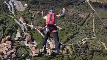 Nacho Cifuentes realizando salto BASE