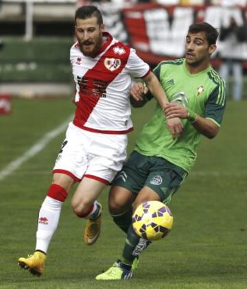 Titoiz., del Rayo Vallecano y Jonny Castro, del Celta de Vigo, disputan el balón durante el partido de Liga de la duodécima jornada en Primera División que el Rayo Vallecano y el Celta de Vigo disputan hoy en el estadio de Vallecas. 