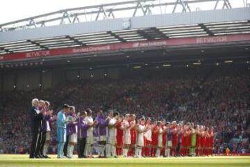 Se guardó un minuto de silencio por el exjugador y exentrenador del Liverpool Ronnie Moran, fallecido el pasado miércoles.