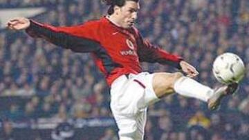 <b>LA CLAVE.</B> El holandés ha ligado su contrato al destino de Sir Alex Ferguson