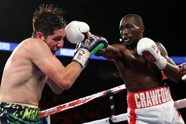 Crawford aniquila a Molina y retiene su doble corona