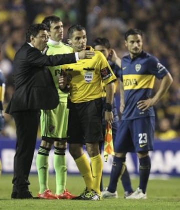 El entrenador Marcelo Gallardo habla con los árbitros.