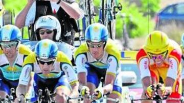 <b>LOS MÁS FUERTES. </b>El equipo Astaná, encabezado por Leipheimer y con Contador a la derecha, durante la contrarreloj de ayer en Montpellier.