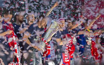 Atlético toast twin triumphs with their people at Neptuno