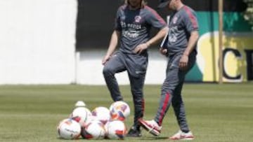 El entrenador de Chile Jorge Sampaoli medita durante el entrenamiento en Juan Pinto Duran. 