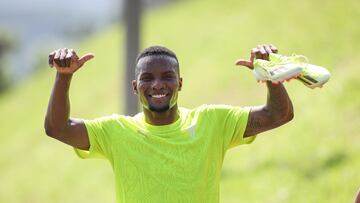 17-07-24. EL COLOMBIANO JUAN OTERO AL FINAL DEL ENTRENAMIENTO CON EL SPORTING EN MAREO.