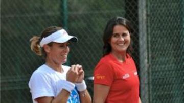La capitana de la selecci&oacute;n espa&ntilde;ola de tenis femenino, Conchita Mart&iacute;nez, conversa con la tenista Anabel Medina.