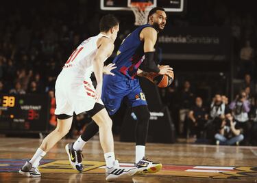 El 25 de mayo se reunieron de forma telemática los once equipos con licencia A de la Euroliga para decidir qué pasaba con la temporada 2019-20. No fue necesaria ni una votación: los presentes acordaron poner punto final al curso y dejarlo sin campeón. La campaña se había interrumpido en la jornada 28 (los últimos partidos en disputarse fueron un Barça-Bayern y un Baskonia-Alba Berlín el 6 de marzo) con el Efes liderando la clasificación (24-4). Faltaban, por tanto, seis jornadas, los playoffs (al mejor de cinco partidos) y la Final Four de Colonia. Antes de tomar la decisión definitiva, la Euroliga presentó un formato alternativo para cerrar el curso: un plan de emergencia en el que se disputarían los 54 partidos restantes de la fase regular y una Final Eight del 4 al 26 de julio en una sola sede (se postularon Kaunas, Vilna, Belgrado...). El formato era complicado de llevar a cabo, con diez realidades distintas de la pandemia (las de los diez países con equipos) y la oposición de la mayoría de los jugadores. 