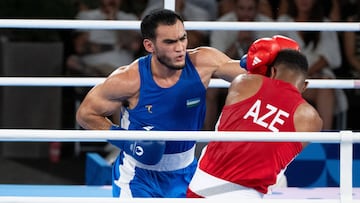 Lzizbek Mullojonov durante un combate en los JJ.OO de París 2024.