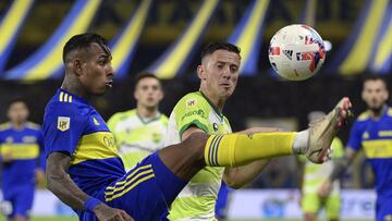 Boca Juniors' Colombian forward Sebastian Villa (L) vies for the ball with Defensa y Justicia's defender Nicolas Tripichio during their Argentine Professional Football League quarterfinal match at La Bombonera stadium in Buenos Aires, on May 10, 2022. (Photo by Juan MABROMATA / AFP)