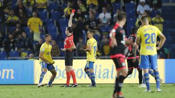 El ¨¢rbitro y Suso rescatan al Tenerife ante Las Palmas
