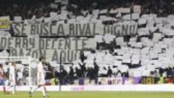 Pancarta en el Bernab&eacute;u, el 26 de noviembre de 2011.