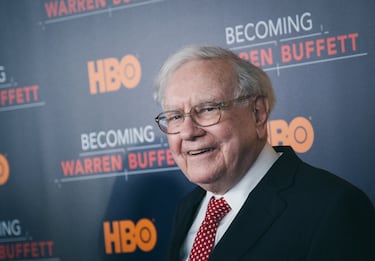 Warren es un empresario e inversor de renombre. Lidera Berkshire Hathaway, una entidad con participaciones en diversos sectores como seguros, energía, transporte y consumo. Su enfoque en la inversión a largo plazo le ha convertido en una leyenda del mundo financiero.