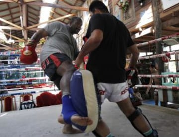 El ex campeón mundial peso completo Riddick Bowe, de 45 años, se prepará para luchar por su primera Muay Thai (boxeo tailandés), contra Levgen Golovin de origen Ruso en la playa de la ciudad oriental de Pattaya el 14 de junio de 2013