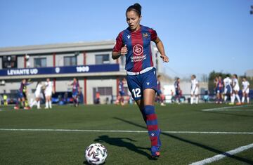La centrocampista es toda una veterana y una pieza fundamenta el en centro del campo de Mar¨ªa Pry en su tercera temporada como granota. Es la directora de orquesta, la que mueve el bal¨®n y hace jugar al Levante. Con buen toque de bal¨®n, visi¨®n de juego y pase, dirige al equipo y de ella depende que el conjunto granota tenga el control. A sus 30 a?os ha jugado pr¨¢cticamente todo en liga, 28 partidos, y ha anotado un tanto.