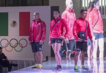 La Delegación Mexicana lucirá indumentaria de la marca española Joma. La sencillez y los tradicionales colores son su distintivo.El uniforme cuenta con el logo de Río 2016 y el uniforme de gala ostenta un detalle mexicano