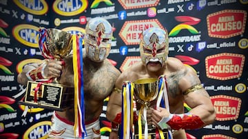 Templario (izq) y Legendario (der) festejan con el trofeo de la Gran Alternativa 2024.