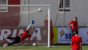 <b>FALTA ACIERTO. </b>Hervás fue uno de los encargados de lanzar penaltis al finalizar la sesión preparatoria de ayer.