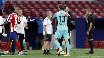 Simeone felicita a Oblak tras el Atlético-Betis.