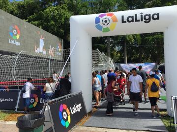 Los aficionados del FC Barcelona y Real Madrid estuvieron presentes en Casa Clásico para que Miami se tiñera de blaugrana y blanco.