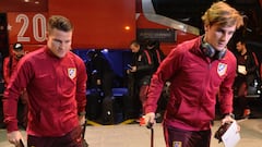 Gameiro y Griezmann llegando a Vitoria.