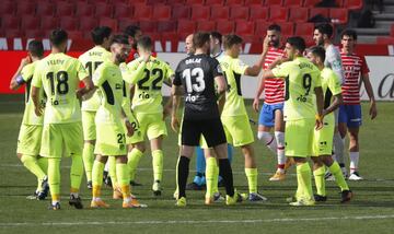 Los futbolistas del Atlético delebran su victoria en Granada.