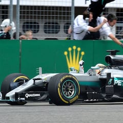 Hamilton gana en casa de Rosberg; Alonso 12º y Sainz 14º
