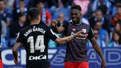 CORNELLÁ DE LLOBREGAT (BARCELONA), 08/04/2023.- El delantero del Athletic Club de Bilbao Iñaki Williams (c) celebra el primer gol durante el partido la jornada 28 de LaLiga Santander disputado este sábado en el RCDE Stadium de Cornellà de Llobregat (Barcelona). EFE/ Quique García
