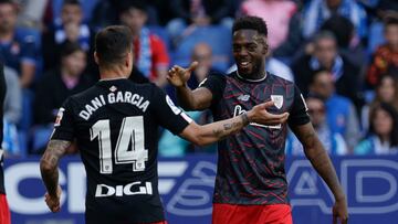 CORNELLÁ DE LLOBREGAT (BARCELONA), 08/04/2023.- El delantero del Athletic Club de Bilbao Iñaki Williams (c) celebra el primer gol durante el partido la jornada 28 de LaLiga Santander disputado este sábado en el RCDE Stadium de Cornellà de Llobregat (Barcelona). EFE/ Quique García