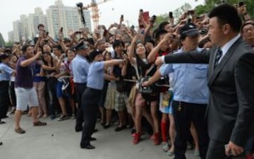 Se provoca una avalancha durante la visita de la superestrella de fútbol David Beckham en la Universidad Tonji en Shanghai. La visita de Beckham a China volvió "caótica", el 20 de junio después de que al menos cinco personas resultaron heridas en una estampida por intentar ver superestrella de fútbol David Beckham.