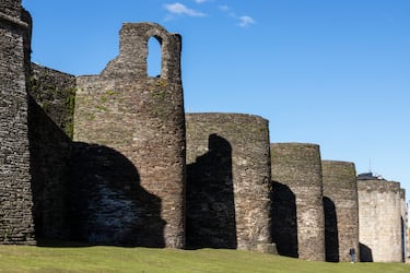 Esta muralla rodea el casco antiguo de la ciudad y nos muestra un ejemplo perfectamente conservado de las fortificaciones militares del Impero romano. Es la única en el mundo que está completamente cerrada y data del siglo III. Está construida en granito, pizarra y mortero, mide más de dos kilómetros y la flanquean 85 torres.