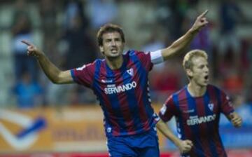 El delantero del Eibar Mikel Arruabarrena celebra el gol que acaba de marcar, el primero del equipo ante el Villareal, durante el partido de la quinta jornada de la Liga de Primera División que se diputa hoy en el estadio de Ipurua de la localidad guipuzcoana de Eibar.