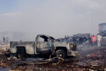 Una camioneta completamente carbonizada en la zona