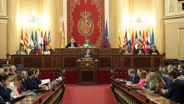 El presidente de la Generalitat de Catalu?a, Pere Aragon¨¨s, interviene tras la Comisi¨®n General de las Comunidades Aut¨®nomas, en el Senado, a 19 de octubre de 2023, en Madrid (Espa?a). En la Comisi¨®n, Aragon¨¨s defiende la amnist¨ªa y el refer¨¦ndum. Antes de llegar, se ha reunido con senadores catalanes de ERC, Junts y PSC, y posteriormente, se ver¨¢ con los portavoces de Bildu en el Congreso y Senado. Esta comisi¨®n ha sido convocada por el Partido Popular, con la ausencia del Gobierno, con el fin de escenificar el rechazo a la amnist¨ªa de su poder territorial.
19 OCTUBRE 2023;COMUNIDADES AUTONOMAS;MADRID;LENGUA;SENADO
Jes¨²s Hell¨ªn / Europa Press
19/10/2023