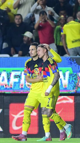 Brian Rodriguez celebrate this goal 0-1 with Raphael Veiga of America during the 16th round match between Leon and America as part of the Liga BBVA MX Varonil, Torneo Clausura 2026 at Nou Camp Stadium, on April 21, 2026 in Leon, Guanajuato, Mexico.