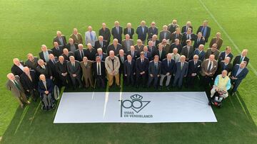 Los socios más antiguos, junto a la plana mayor del club.