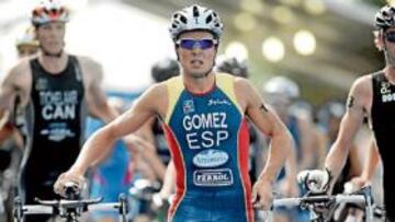 <b>CON LA BICICLETA. </b>Gómez Noya, en el segundo tramo de la prueba.