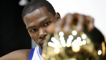 JGM17 - OAKLAND (EE.UU.), 24/9/2018.- El jugador Kevin Durant de Golden State Warriors posa durante el Golden Media Warriors Media Day de la NBA en las instalaciones de pr&aacute;ctica del Rakuten Performance Center en Oakland, California, EE. UU., hoy, 2