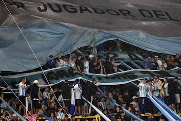 Aficionados argentinos animan a su selección durante un partido amistoso de fútbol entre Argentina y Mauritania en el estadio La Bombonera de Buenos Aires.