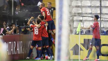 JJPANA2038. LIMA (PER&Uacute;), 05/03/2020.- Jugadores de Nacional celebran un gol de Santiago Rodr&iacute;guez contra Alianza Lima este jueves en partido del grupo F de la Copa Libertadores entre Alianza Lima de Per&uacute; y Nacional de Uruguay, en el e