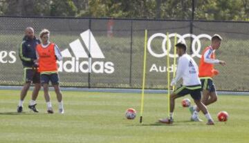 Eduardo Parra, recuperador, observa a Odegaard, Marcos Llorente y Lucas Vázquez.