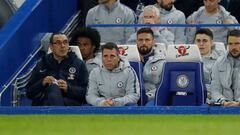 Maurizio Sarri y Kepa Arrizabalaga (el tercero de la segunda fila) en el banquillo del Chelsea durante el partido de Premier contra el Tottenham.