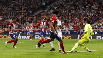 1-0. Antoine Griemzann marc¨® el primer gol tras una asistencia de Diego Costa.