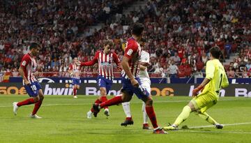 1-0. Antoine Griemzann marcó el primer gol tras una asistencia de Diego Costa.