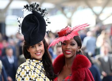 El Festival de Cheltenham, uno de los eventos hípicos más importantes del Reino Unido, se ha convertido en una pasarela de los sombreros más extravagantes.