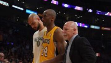 Kobe se retira de la cancha tras su lesión.
