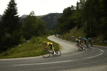 Froome adelantando a Fabio Aru durante la 18ª etapa del Tour de Francia.