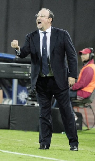 Rafa Benítez es un entrenador con mucho carácter y polémico que  combina una disciplina táctica con una dura preparación física.