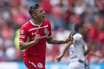 Fue yendo poco a poco con el Toluca y ahora, Vega, de 21 años, se ha hecho indispensable en el cuadro de Hernán Cristante. En este torneo se ha despachado con dos goles y se a acoplado bien en la zona de ataque choricera.